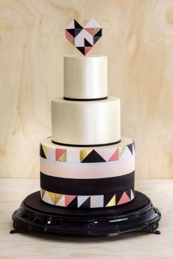 Torte -für -Hochzeit- ungewöhnlich- Hut- Form-dreistöckig
