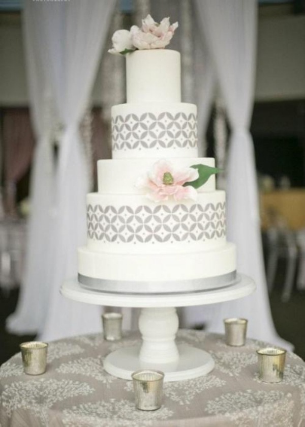 Torte- Hochzeit- traditionell- rund- grau- weiss