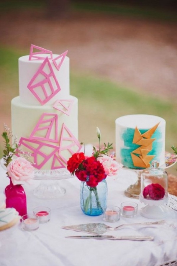 Hochzeitstorte- ungewöhnlich- zweiteilig -Kerzenform-Blumen