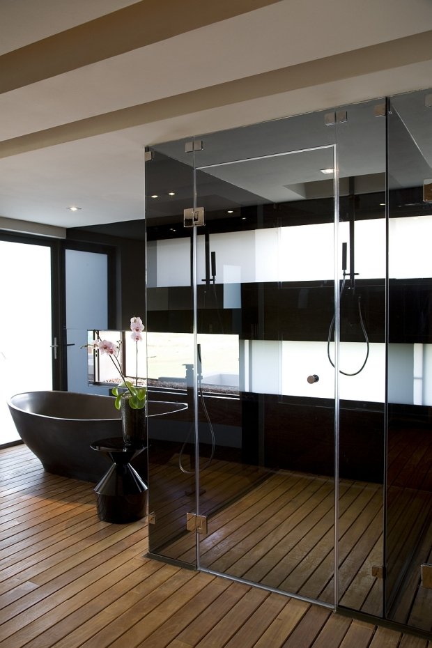 Holzboden-Badezimmer-schwarze-Badewanne-modern-design-Bodenvase