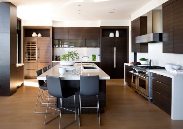 moderne Holzküche esstisch ausziehbar weiß design-glasschranktüren 