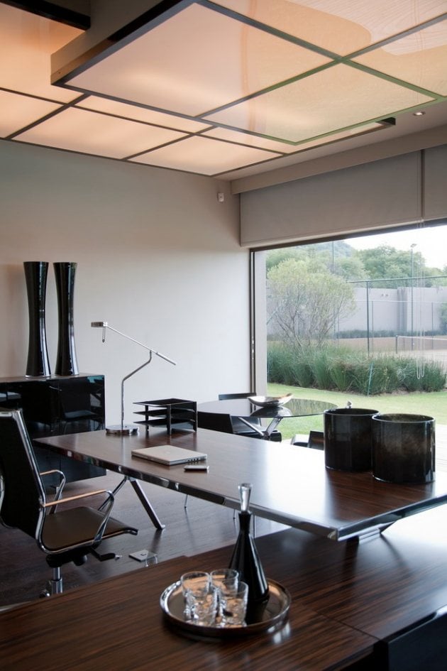 Home-Office-Innendesign-Decken-Platten-leuchtend-Holzmöbel-Stuhl-ergonomisch