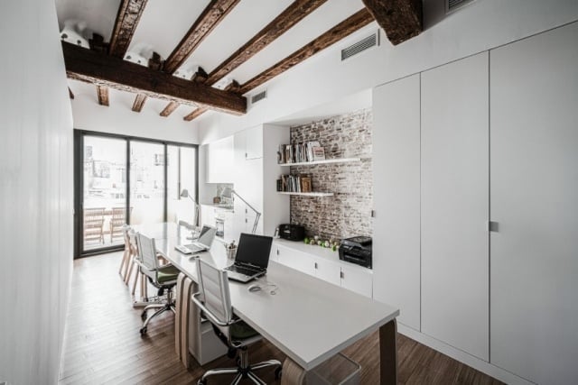 Home-Office ideen sichtbare Deckenbalken Wände rustikale Ziegel