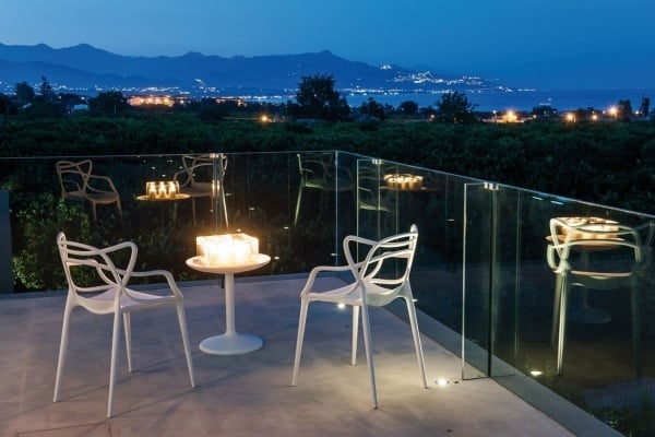 Ideen-Balkonmöbel-transparent-modern-romantische-beleuchtung-weiss-rundtisch