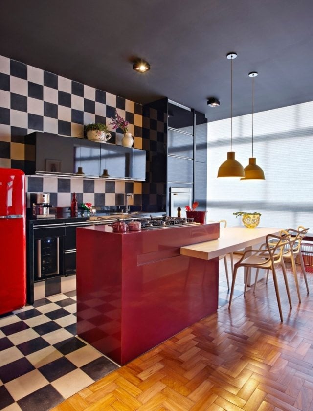 Küche Rot Kunststoff Fronten Fliesen-schwarz weiß-Kücheninsel Parkettboden