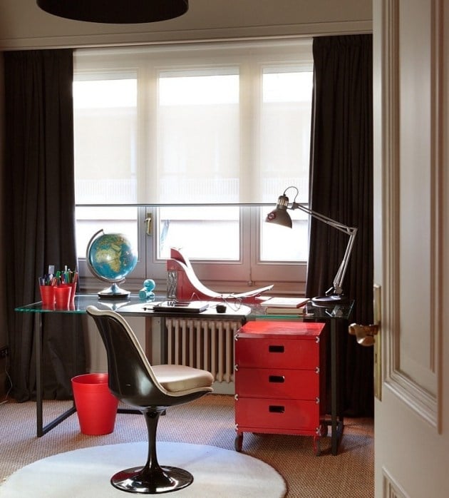 Ideen-für-Arbeitszimmer-zu-Hause-rote-Akzente-designer-Stuhl-Glas-Schreibtischplatte
