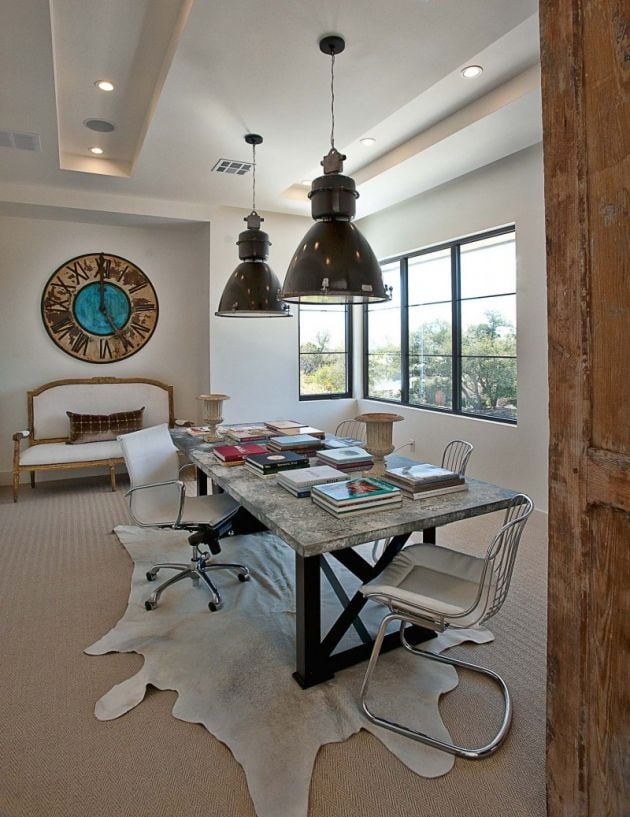 Ideen-schreibtisch-home-office-weißer-Teppich-Metallstühle-Pendelleuchten