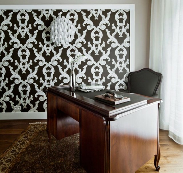 Kabinett-einrichten-Tapeten-klassische-Muster-schwarz-weiß-Schreibtisch-Stuhl-Barock