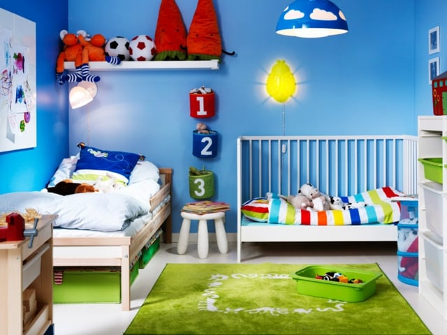 Kinderzimmer einrichten Teppich grün Bett Wandregal Deko Stücke Gitterbett-Holz-Kommode