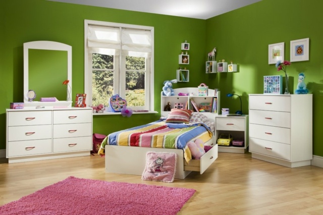grasgrün rosa Teppich Laminatboden weiße Möbel