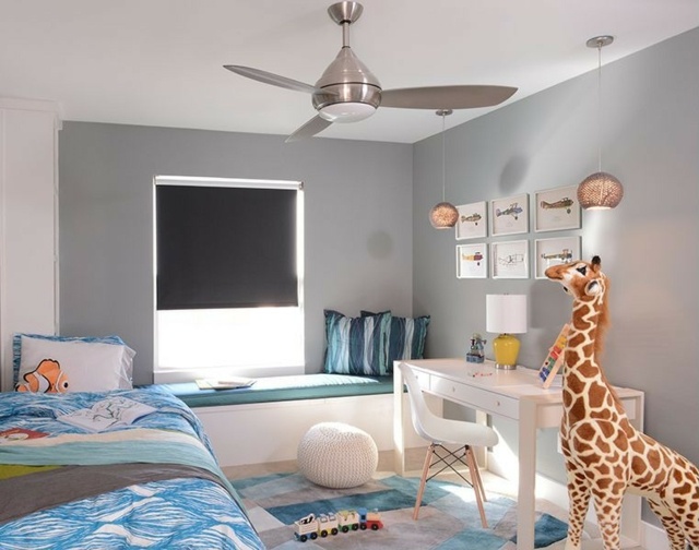 Farbe weißer Schreibtisch graue Wand blaue Deko Giraffe