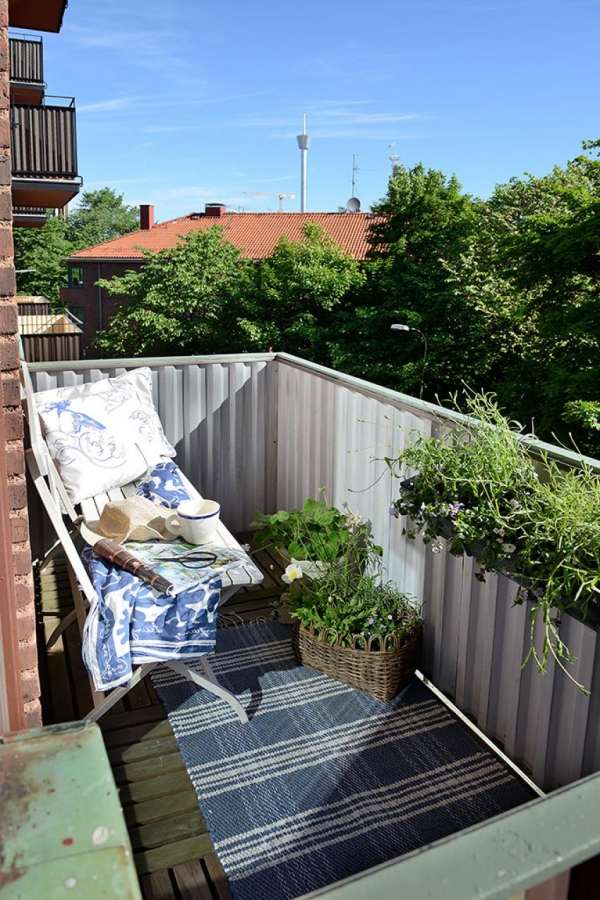 Kleine-Balkone-einrichten-Ideen-Sonnige-Lage-sonnenliebende-Blumen-Töpfe