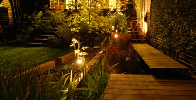 Holzterrasse Treppe Beleuchtung Gartenteich Rasenfläche