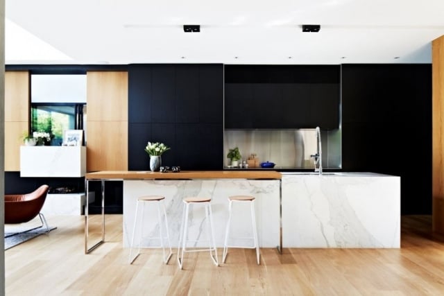 Holzboden Küche Kochinsel schwarze Fronten-Marmor zentrale kochinsel