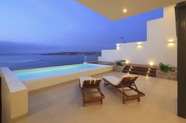 Liegesessel Pool Design schönes Panorama mediterraner Stil