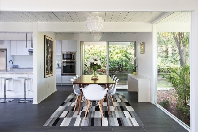 Loft-WOhnung-Küche-weiß-Raumteiler-Essbereich-Boden-Teppich-schwarz-weiße-Muster