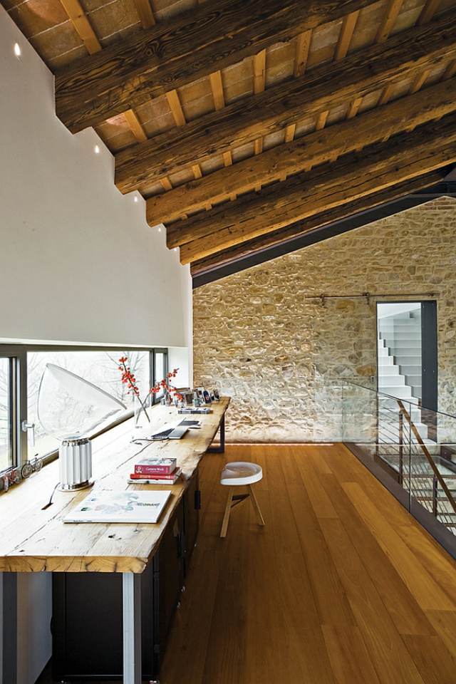 renoviert Holzdecke Dachschräge Tisch Fenster zwei Stockwerke