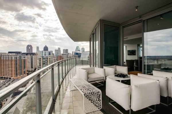 Luxus-Balkonmöbel-ausgefallener-Kaffeetisch-weiß-gepolsterte-Sitzgarnitur-Glas-Metall-Geländer