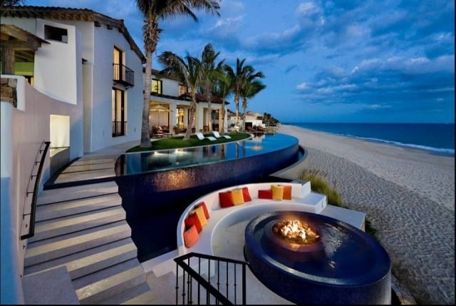 Luxus-Beachvilla-Terrasse-Patio-Feuerschale-Poolbereich-Palmen