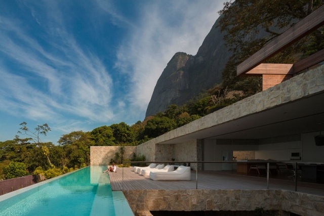 Luxus-Villa-Betonkonstruktion-Hochlage-Infinity-pool-Al-Rio-de-Janeiro
