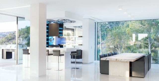 Luxus-Villa Wohnraum-Gestaltung-Essbereich raumhohe verglasung