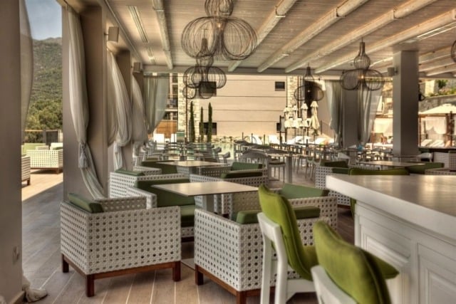 Luxus-ferienresort-salvator-Terrasse-Überdacht-Restaurant-Geflochtene-Design-sessel