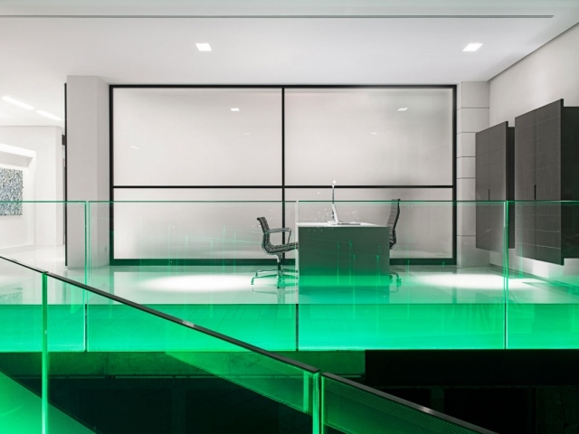 Luxus residenz mit glas verkleidet home-office farbliche Lichteffekten-imposante architektur 