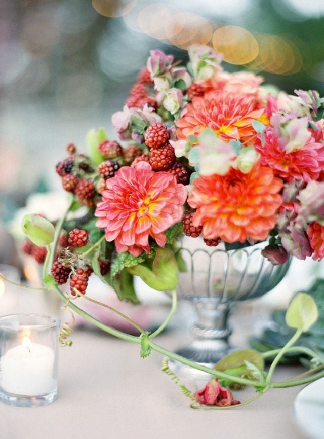 Blumenpracht Erdbeeren Teelichter Tisch im Garten dekorieren