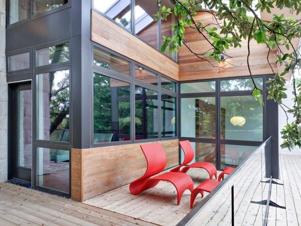 Moderne-Lounge-Stühle-für-Balkon-rot-extravagantes-Design-Fußlehne
