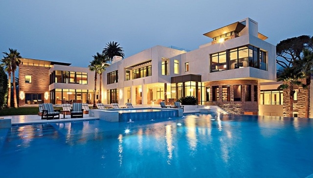 Moderne-Residenz-mit-Glasfronten-riesiger-Pool-Whirlpool-Bereich-Terrasse