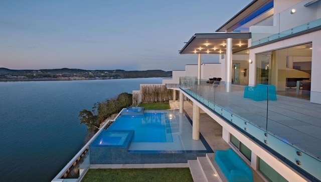 Moderne-Villa-Balkon-mit-Glasgeländer-Terrassenpool-Whirlpool