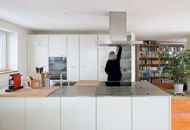 Moderne küche kochinsel Forster stahl arbeitsplatte weiß schrankfronten