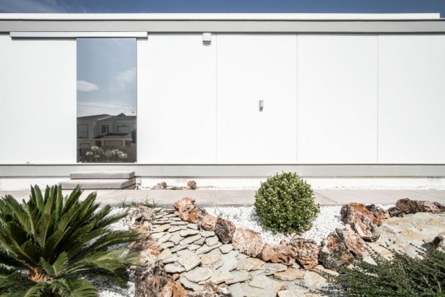 Haus-weiß minimalistische Architektur Gestaltung eingangsbereich ideen Steinplatten Weg