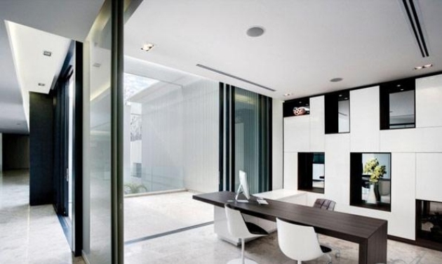 Modernes-Kabinett-Raumtrennsystem-mit-Regalen-weiße-Designstühle