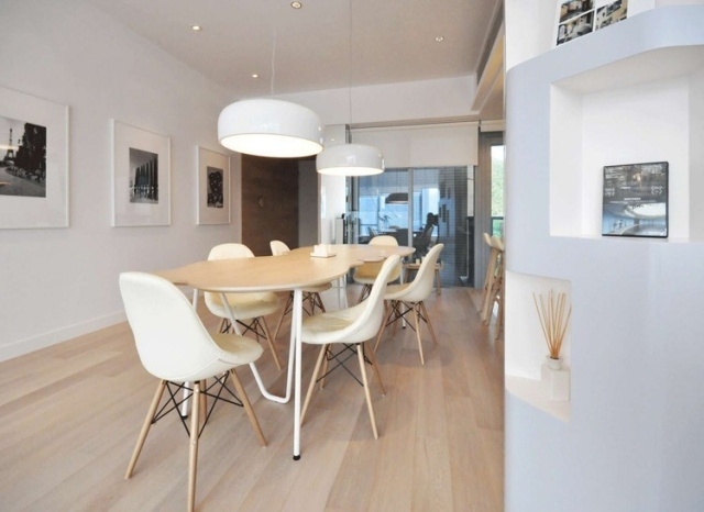 Design Esszimmer puristisch-weiße Stühle-Holzbeine Fußboden Laminat Gestaltung