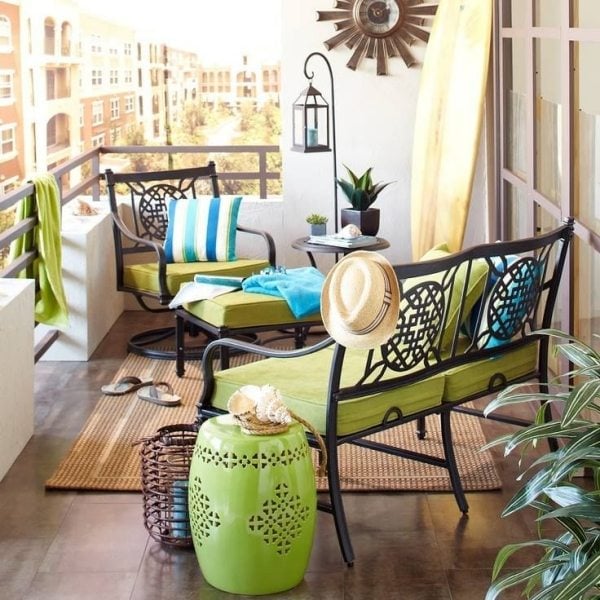 Möbel-für-Balkon-Sitzbänke-Metallgestell-schwarz-lack-grüne-Sitzkissen-Bodenlaterne