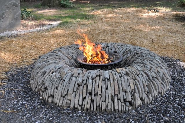 Naturstein offene feuerstelle rund bauen im garten