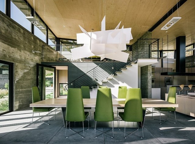 Wohnideen Gestaltung Esszimmer-Lampe für hohe Decke-grüne stühle--feldman architecture