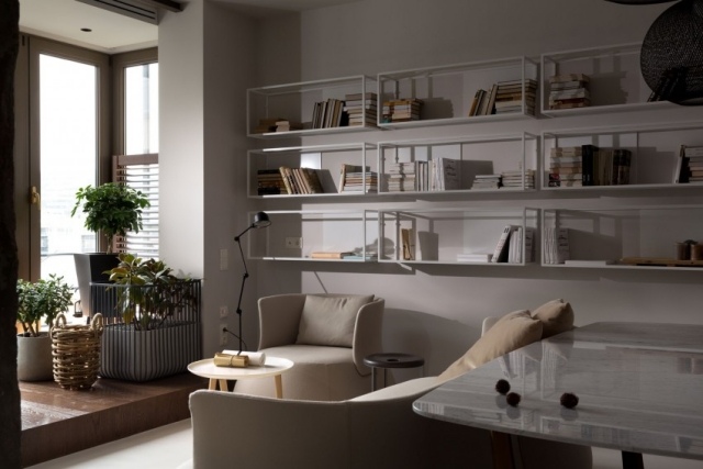Olga-Akulova-Design-Wohnung-sitzbereich-B-B-Italie-Sofa-Wandregale