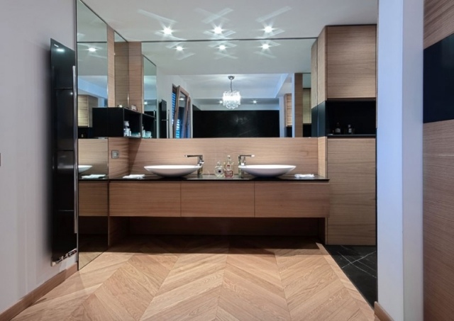 Parkett-Boden verlegen im Badezimmer-Bad Möbel-Set Wandspiegel downlights