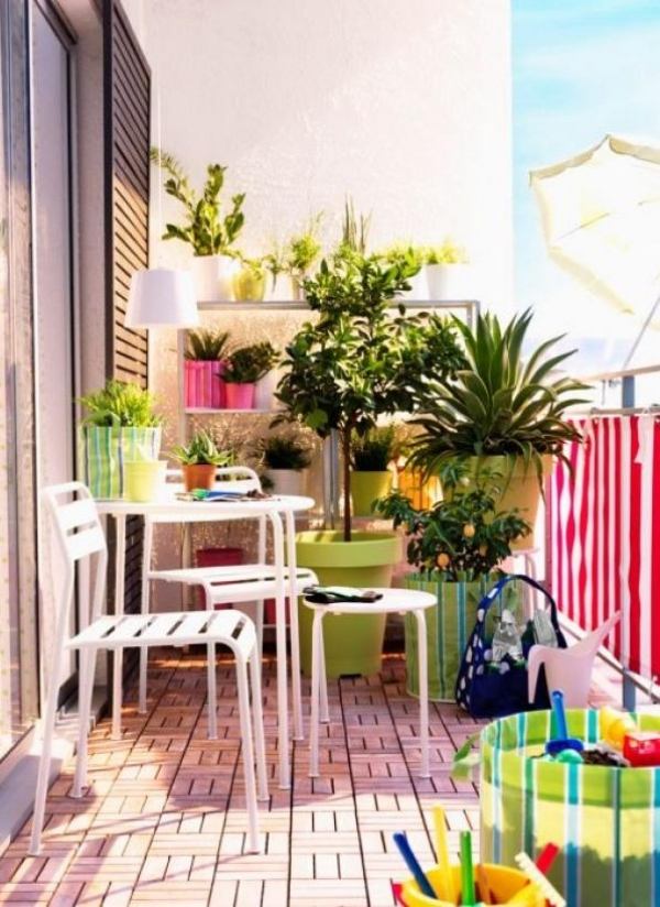 Pflanzen-für-Balkon-Arrangieren-Sitzmöglichkeiten-individuelle-dekorationen