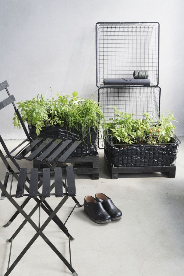 Platzsparende-Klappstühle-für-Balkon-schwarz-metallisch-Ideen-für-Pflanzen-Körbe