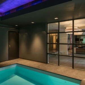 Pool LED Beleuchtung lila Farbe Holzboden Glastür