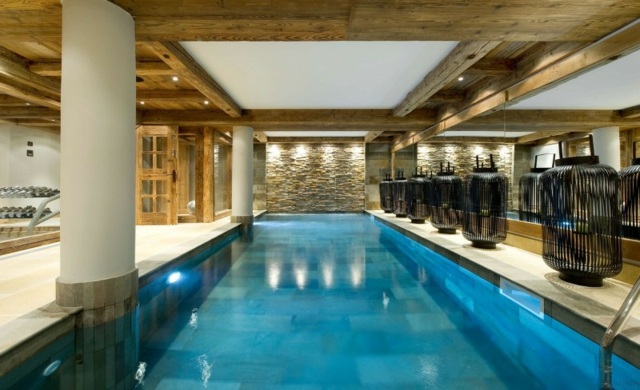 Pool Untergeschoss Holz Decke Steinwand Einbauleuchten Bar
