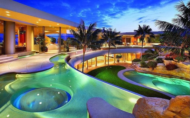Pool-auf-der-Terrasse-Design-Form-futuristisches-Haus-innenhof-garten