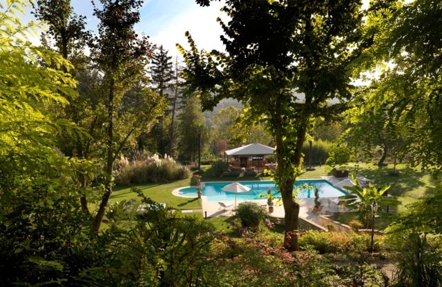 Pool im Garten gestalten Ideen Rasenfläche schönes Wochenendhaus