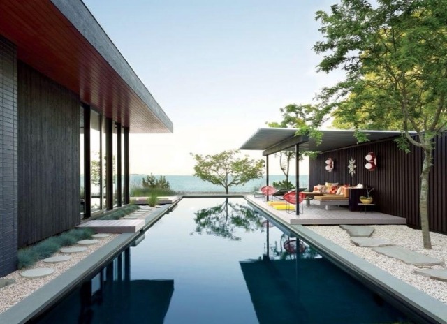 Poolhaus-Holzverkleidete-Fassade-Gartenpool-Überdachte-Terrasse