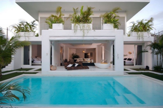 Poolhaus-offene-Wände-Einrichtung-Luxuriös-weiße-Fassade-Garten-mit-Pool-Balkonpflanzen