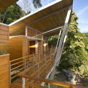 Stelzenhaus aus Holz-im Wald-steile hanglage-Balkone