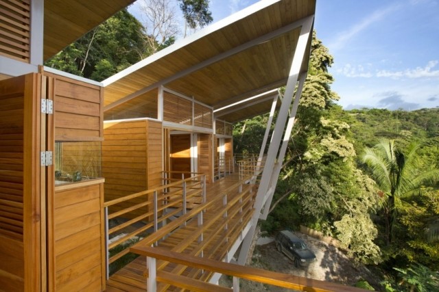 Stelzenhaus aus Holz-im Wald-steile hanglage-Balkone 